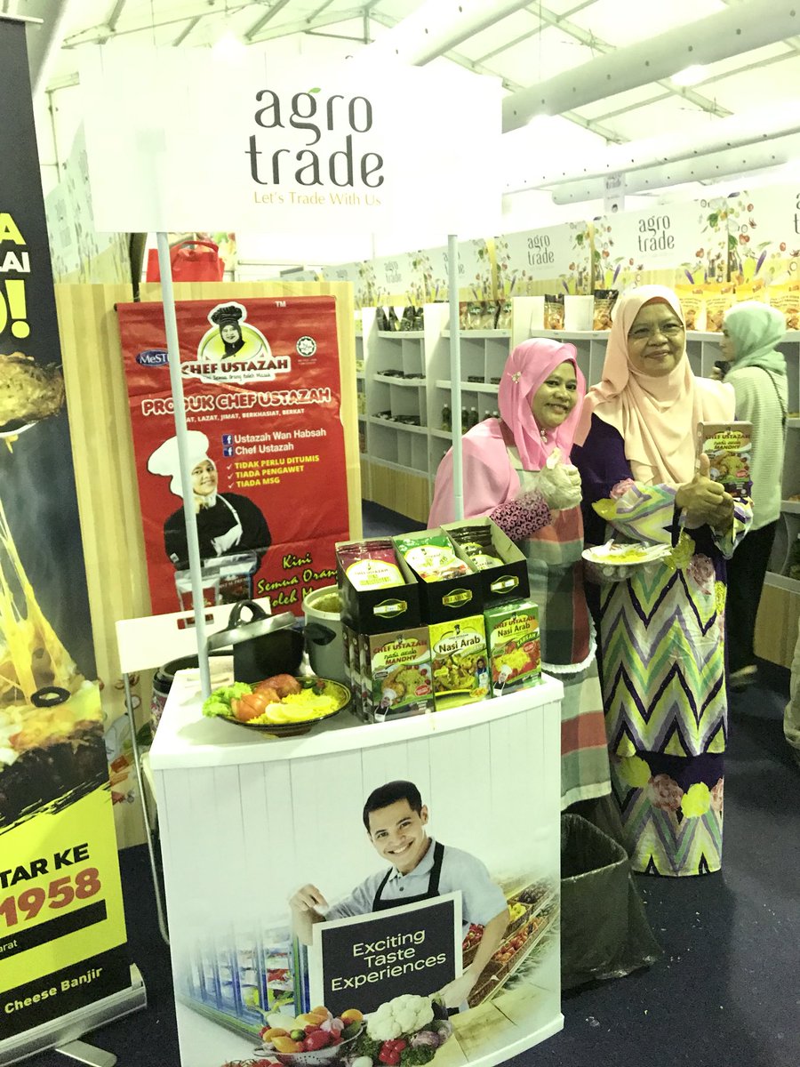 bpe_moa's tweet photo. Hari Kesepuluh: Agro Trade @MAHA2018my 

Terima kasih kepada YBhg. Datin Fatimah binti Taha, isteri YBM MOA kami kerana sudi singgah di Agro Trade kita hari ini. Banyak produk segar yang Datin beli hari ini.

Anda bila lagi?

#AgroTrade2018 
#MAHA2018
#OurFoodOurFuture 
#moa https://t.co/mO2NGp7Q52