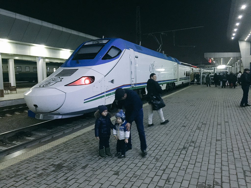 さとこー ウズベキスタンの高速鉄道はスペイン製のタルゴ 0km Hくらい 横揺れが大きく読書すると酔う