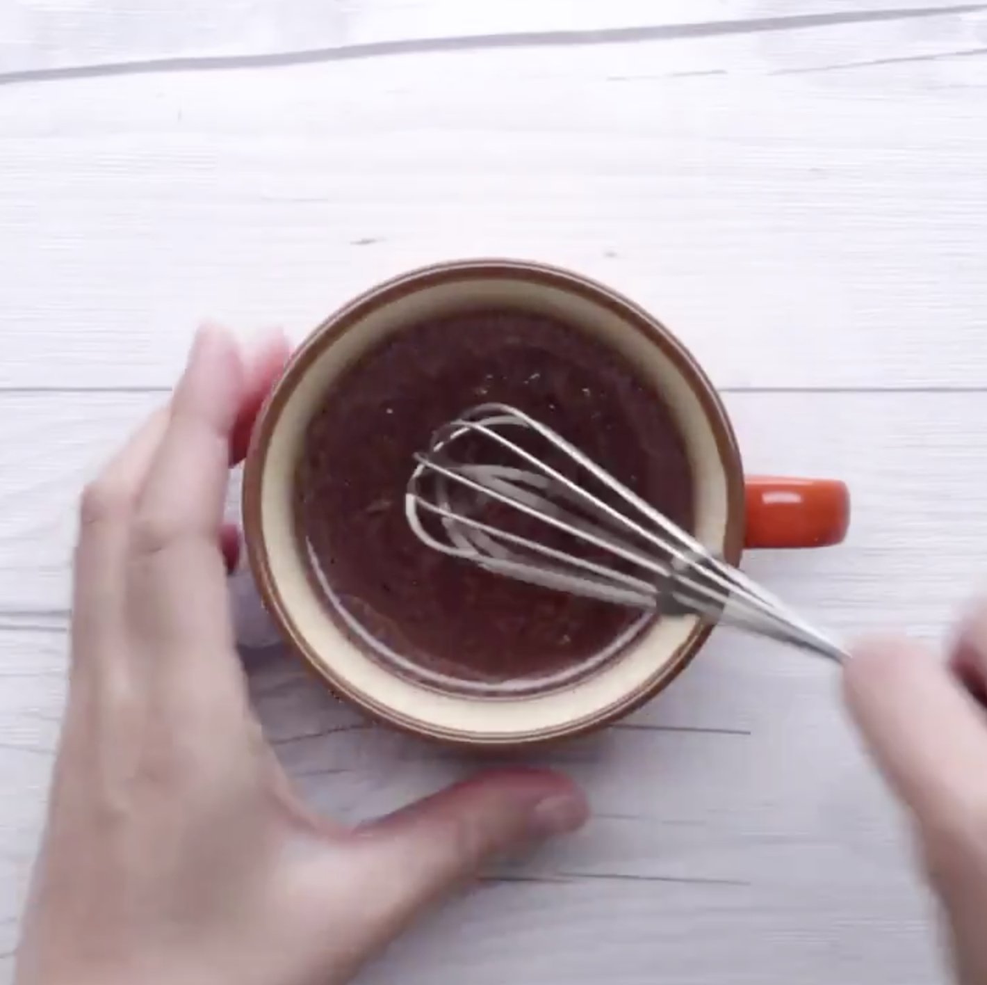 Tasty Japan チョコレートプリン 続き 3 1 を 2 に茶こしで漉しながら流し入れてかき混ぜる ラップをかけずに600wのレンジで1分30秒 2分加熱する 取り出してラップをかけ 10分ほど置く 4 冷蔵庫で2時間ほど冷やしたら ココアパウダーを