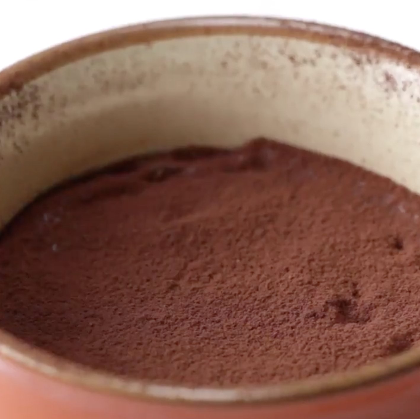 Tasty Japan チョコレートプリン 続き 3 1 を 2 に茶こしで漉しながら流し入れてかき混ぜる ラップをかけずに600wのレンジで1分30秒 2分加熱する 取り出してラップをかけ 10分ほど置く 4 冷蔵庫で2時間ほど冷やしたら ココアパウダーを
