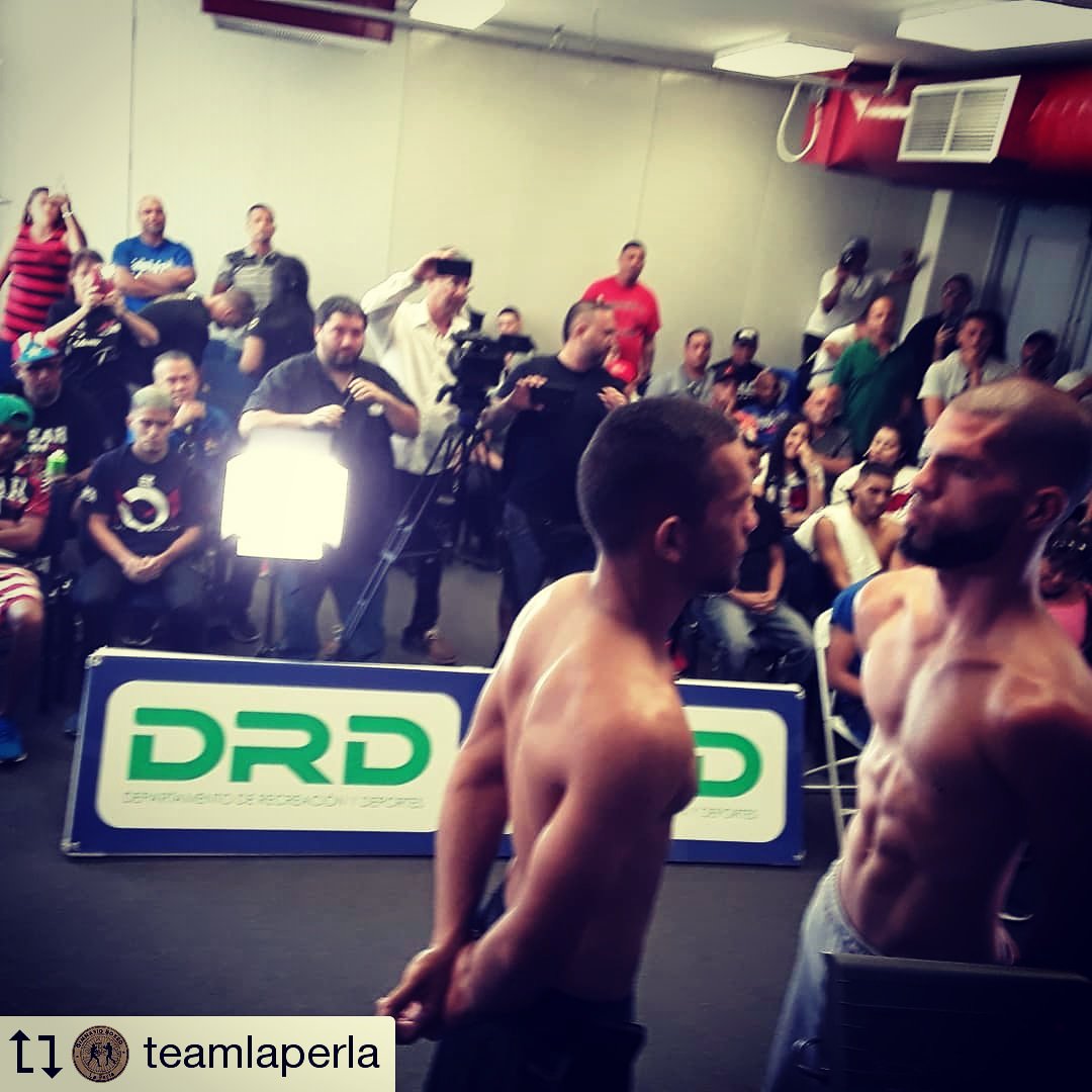 AngelaMagana1's tweet photo. @adrianjmartinez38 "El Indomable" hits the scale at 140lb #teamlaperla #nofuckingaround #bringinghell #boxing #elindomable #phytcares #activosportsmanagement #Dec1 #boxeo   #supportlocalart #PuertoRico 🇵🇷 https://t.co/JLnRhfJWDG