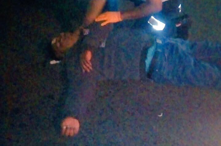 lasnoticiasdoax's tweet photo. Paramédicos del grupo @escuadronoram apoyan a policía que se encontraba tirado a media vía de circulación sobre av central, el cual fue asaltado indican que le robaron todas sus pertenencias #Oaxaca https://t.co/xerqz9JkT5