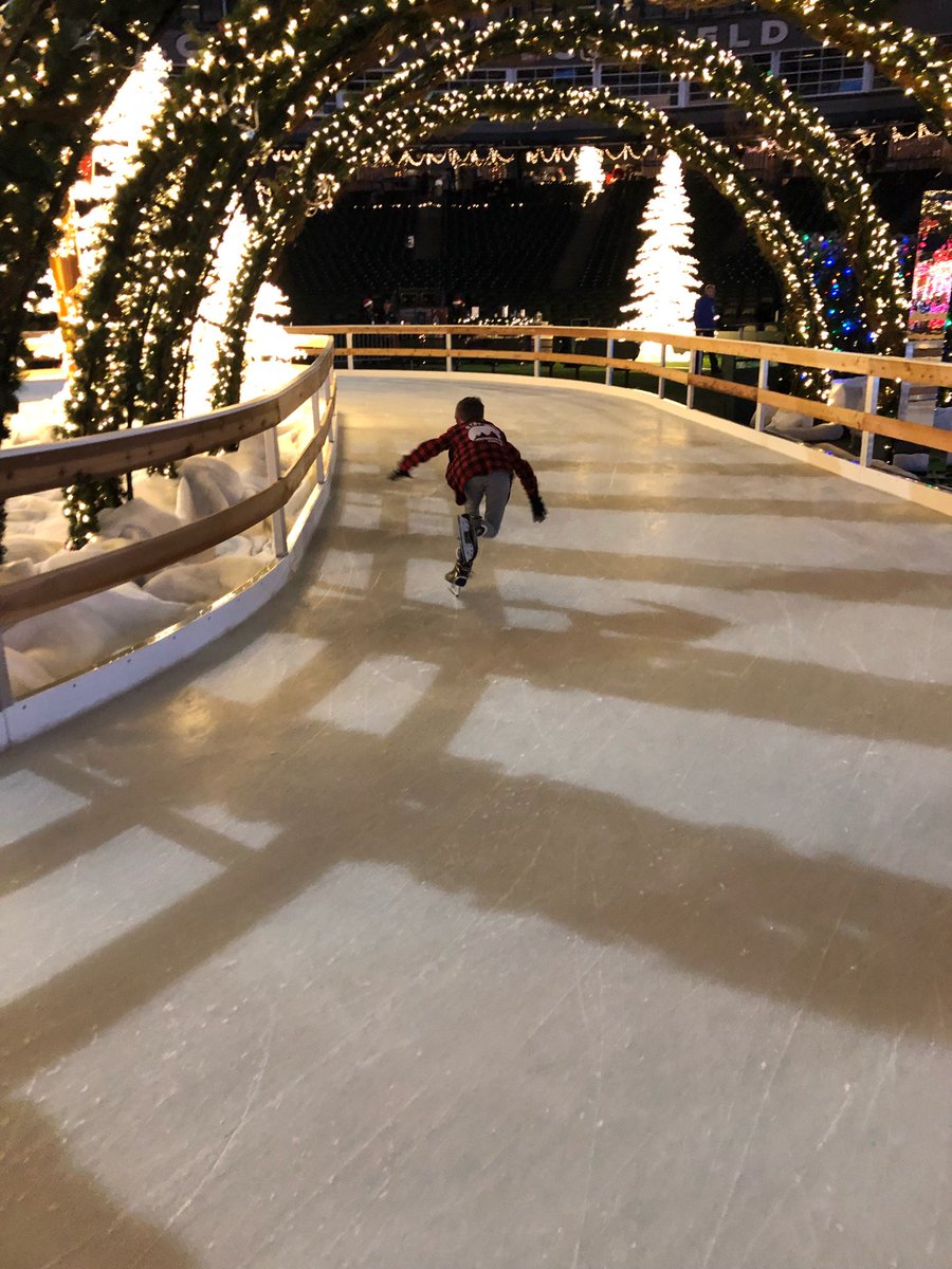 _kymburli's tweet photo. When the employees at @EnchantSEA practically hand your 7yr old his first job #skateskills  @SnoKingHockey #8u #8ugold @safecofield @Jarhova https://t.co/M4bm2SPdwC