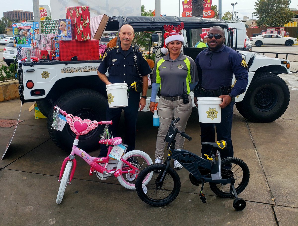 deleon_janet's tweet photo. @ConstableRosen and team kindly hosted a toydrive and fundraiser for @SM_Hostel
 children and families
Thank you @ElBolilloBakery
 Dr.Gleem Car, Wash Good Wood Kookers and others who made this event possible! https://t.co/qg80axisef