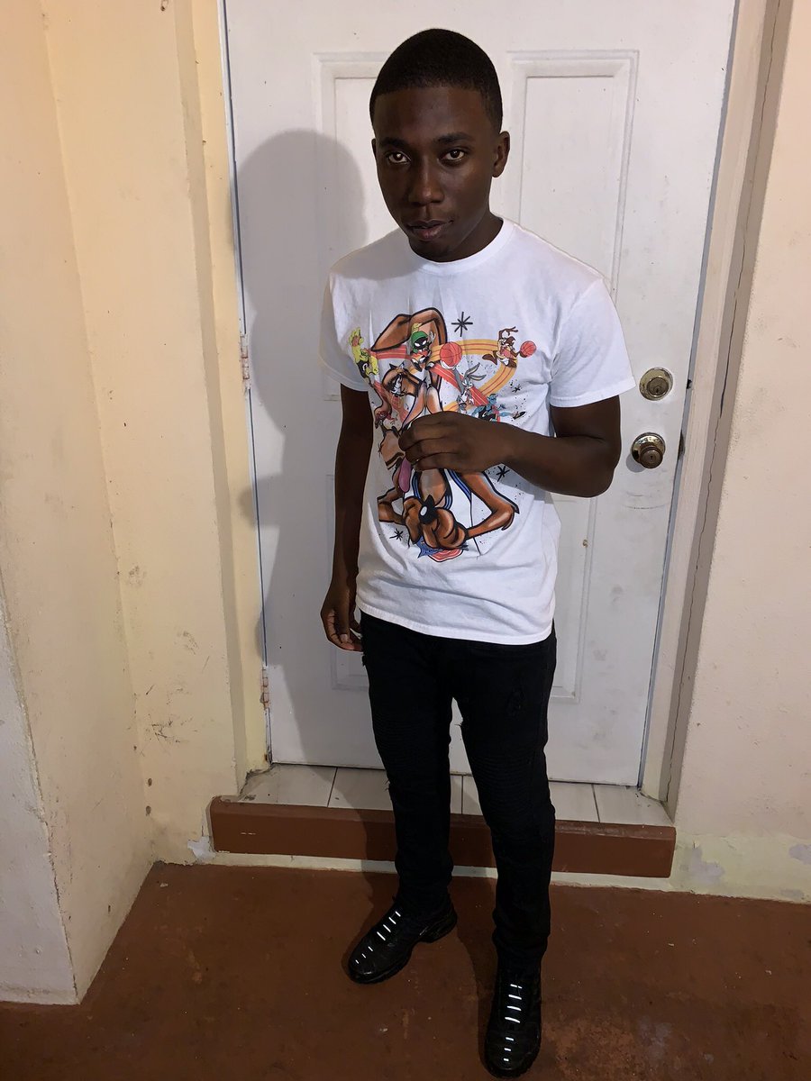 ggbrazyy16's tweet image. I was born with this drip 💧 Too busy chasing the bag 💰I won’t never slip❌🧢🔥 #LLTL💙🖤