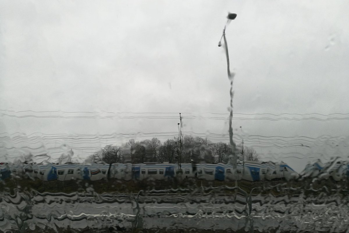 MobilographyNet's tweet image. Waiting in the rain