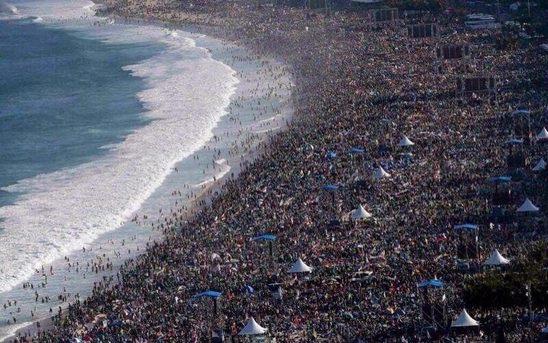 Worldpics13's tweet image. Une plage bondée à Rio de Janeiro