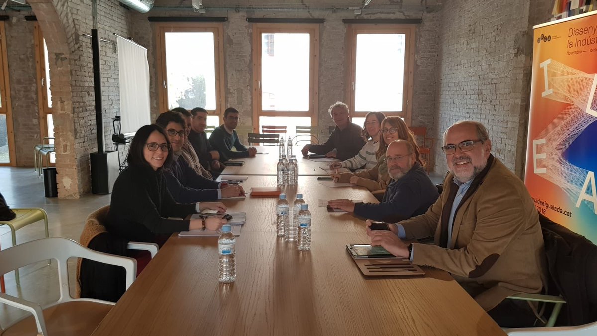 UEAnoia's tweet photo. Agents empresarials, socials i institucionals parlen de com la transformacio digital requereix d'un replantejament de la societat i les empreses, redissenyar els processos, conceptes i estructures amb aquest nou paradigma @dissenyigualada @ajigualada @Escola_LaGaspar https://t.co/z67UAWxw0x