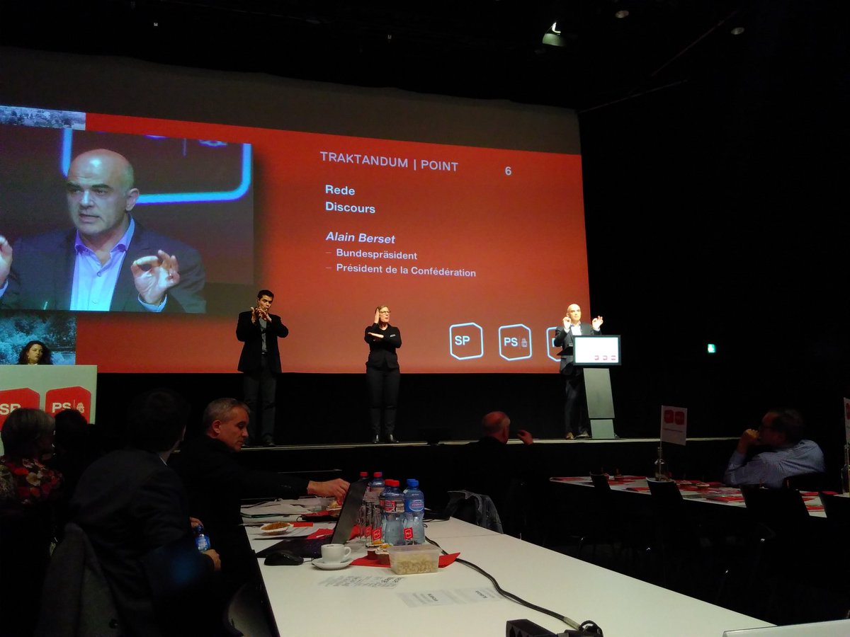 Drei gebärden und einer spricht. Gelebte Inklusion am #Parteitag der <a href="/spschweiz/">SP Schweiz</a> <a href="/alain_berset/">Alain Berset</a>