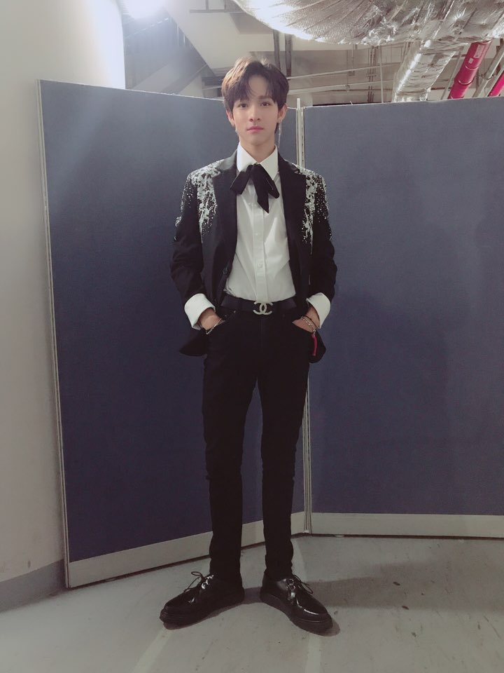 bravepunch_'s tweet photo. 181201 ❤️2018 멜론뮤직어워드❤️
가넷💗 오늘 저 ‘SILVER16’ 무대 어땠어요?
그동안 7명의 형들과 땀흘리며 연습하고 멋진 무대 함께할 수 있어서 너무 행복하고 즐거웠어요 😽 저에게 잊지 못할 특별한 경험이었어요 😄
응원해준 우리 가넷도 고맙고 사랑해요 🌻
-
#사무엘 #Samuel 
#가넷 #Garnet https://t.co/rly5IBg6pz