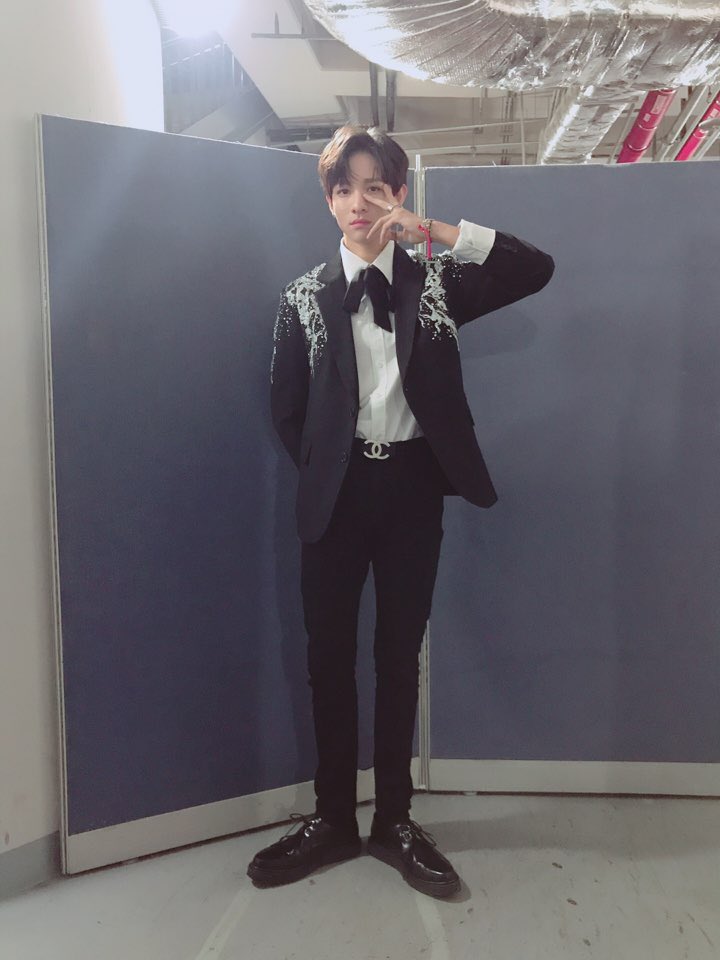 bravepunch_'s tweet photo. 181201 ❤️2018 멜론뮤직어워드❤️
가넷💗 오늘 저 ‘SILVER16’ 무대 어땠어요?
그동안 7명의 형들과 땀흘리며 연습하고 멋진 무대 함께할 수 있어서 너무 행복하고 즐거웠어요 😽 저에게 잊지 못할 특별한 경험이었어요 😄
응원해준 우리 가넷도 고맙고 사랑해요 🌻
-
#사무엘 #Samuel 
#가넷 #Garnet https://t.co/rly5IBg6pz