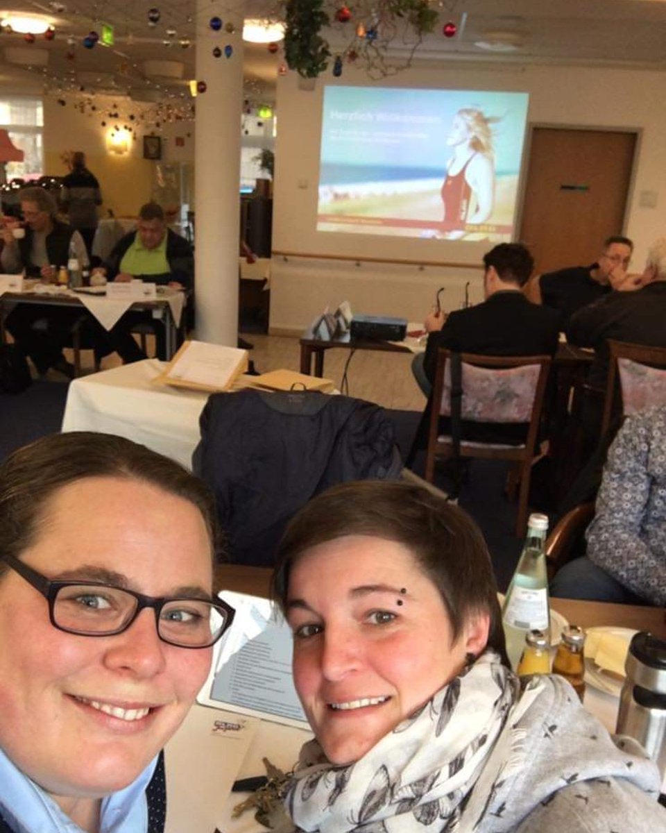 dlrgjugendwestf's tweet photo. Heute findet der Herbstrat der DLRG LV Westfalen statt. Maria wird die Jugend vertreten und zusätzlich ein Projekt vorstellen. Aber was macht unsere ehemalige stellvertretende Landesjugendvorsitzende Uffi hier? 
Sie wird heute zur Wahl der Landesbeauftragten Satzungen stehen. https://t.co/qMEXXgoHe2