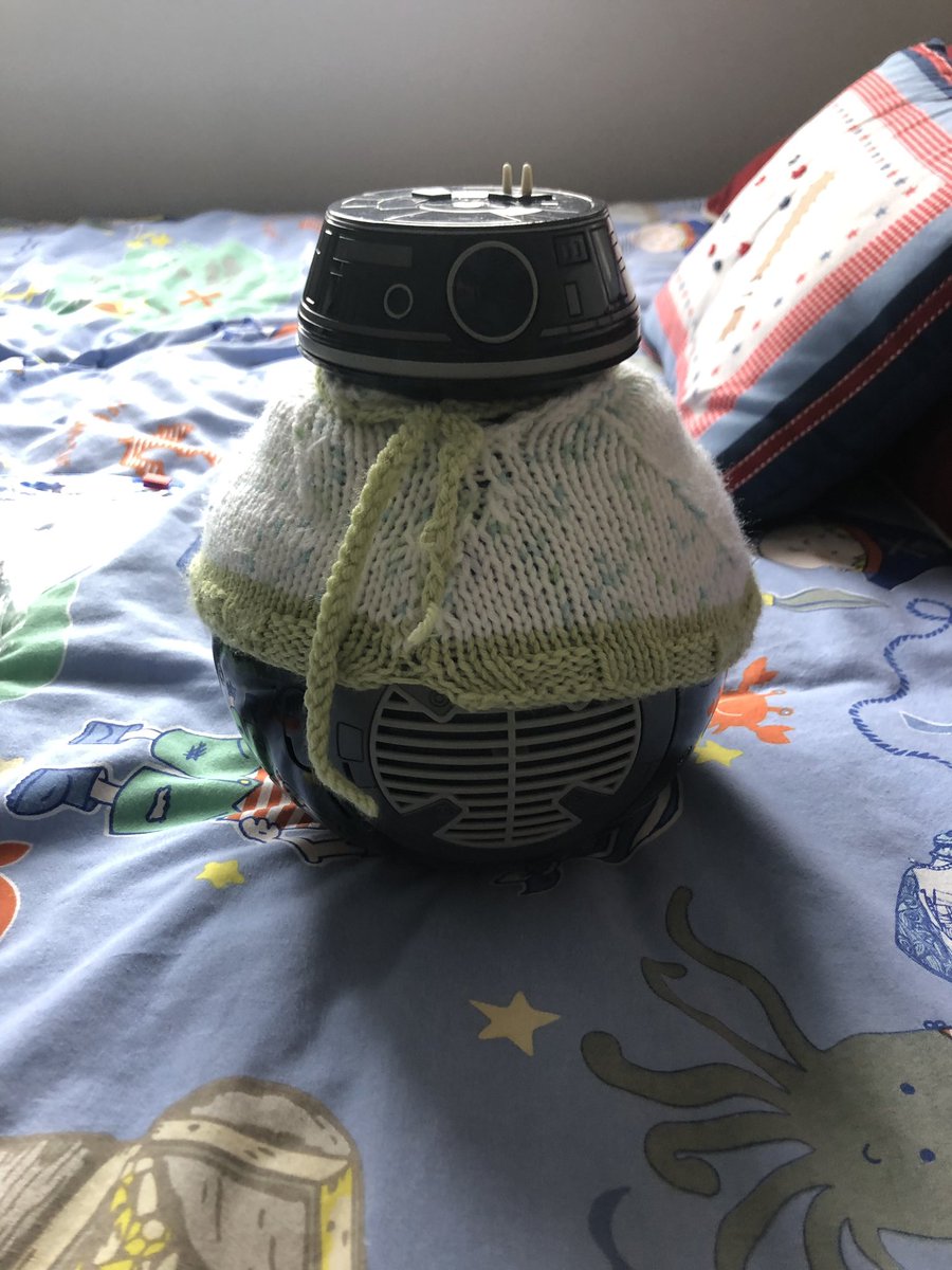My mam knitted a geansaí for my son’s BB9 and it’s magnificent. #StarWars