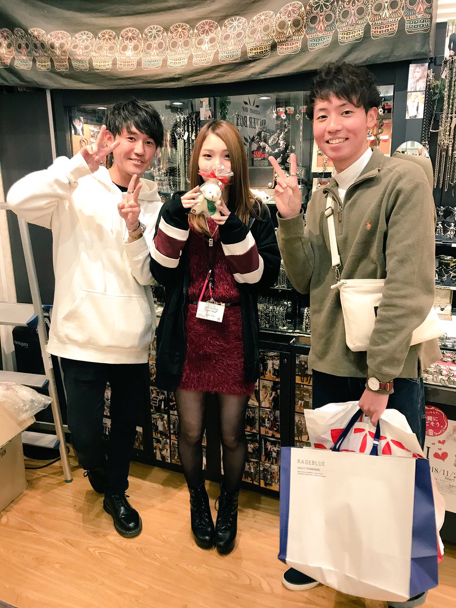 Silverboxイオンレイクタウン店 仲良し兄弟ご来店 お兄ちゃんはバングルに合わせていぶしの入ったアモールのリングを 弟くんはとにかくシンプルなの と言うことでステンレスのリングをチョイス 弟くんこれからバイトみたいで いぶし加工