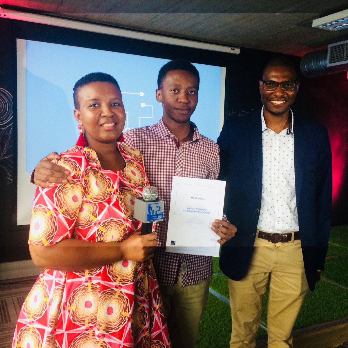 uctgsbsolutions's tweet image. Dumisani Ncubeni Founder of Visar receives award for “Most Viable” #IVIPWS18DemoDay