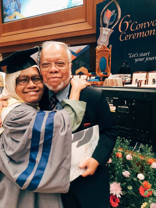 “Bosan Lepas Bersara, Sambung Belajar Takut Masalah Nyanyuk.” Opah 83 Tahun Belajar PhD Guna Kanta Pembesar & Memandu Pergi Kelas.