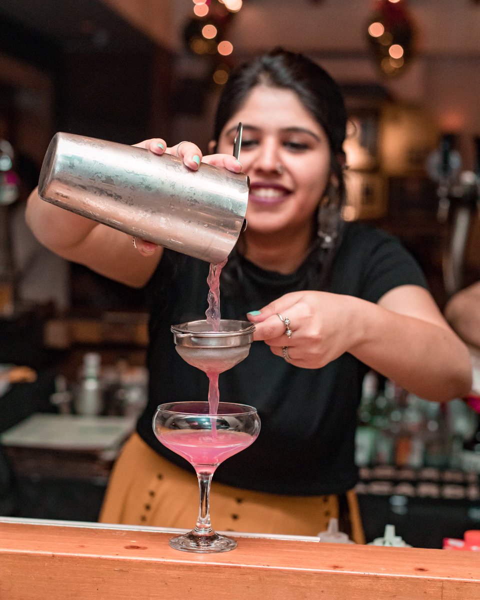 salonirkukreja's tweet photo. Thank you for making me a part of #CocktailGuru @woodsidemumbai☺️✨
Had such a fun experience bartending and creating this Tropical Winter drinks menu🏝
#Throwback #HappySaturday #WoodsideInn #FoodofMumbai https://t.co/k0oNsdCX0a