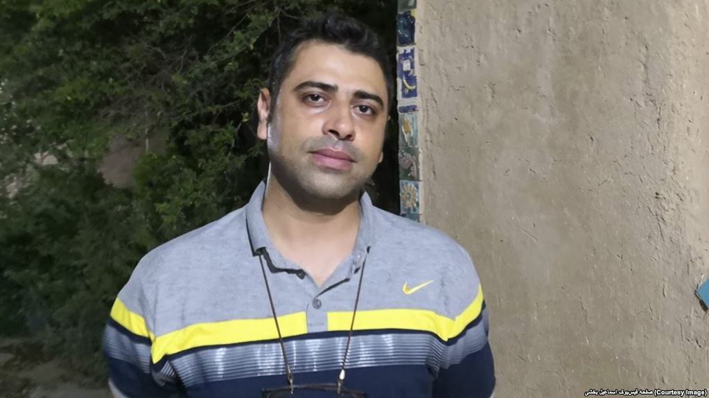 ... بلند نشو اسماعیل!
حرف که می‌زنی گریه‌ام می‌گیرد که چرا حرف نمی‌توانی بزنی
ای بهار فقید کلمات بر گلستان مخدوشی از دهانی افسرده...
...ای بی‌خانه، ای بی‌آسمان، ای بی‌سقف، ای بی‌زمین!
ای سایه‌نشینِ تنگ دستِ این عصرِ تنگ‌دل

شعر اسماعیل - رضا براهنی
#اسماعیل_بخشی
