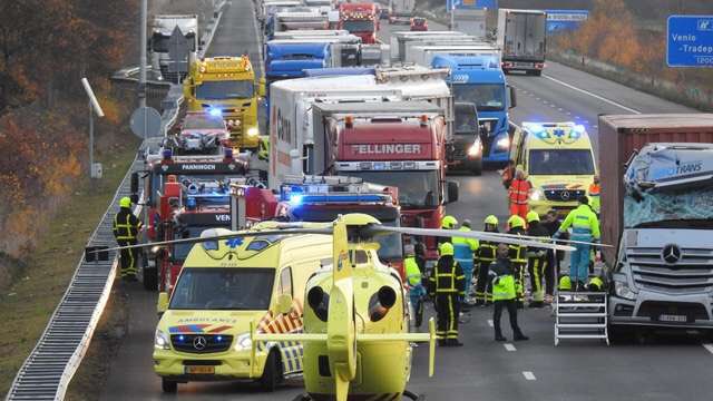 #dubbeleBingo Ongeluk met twee vrachtwagens, A67 afgesloten - 1limburg.nl/l/76922 #1Limburg