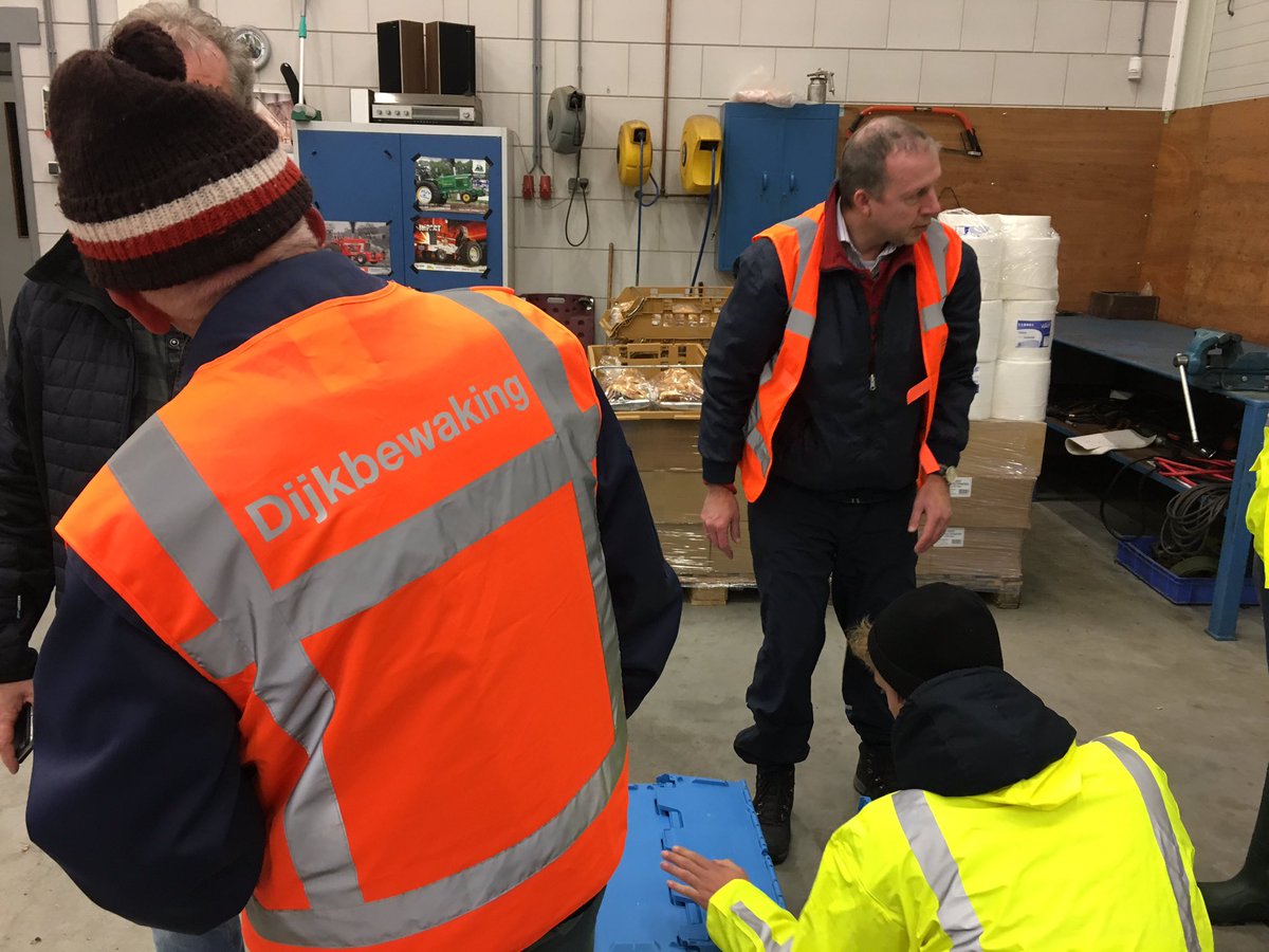 jodokus76's tweet photo. Patrouilles dijkwacht krijgen instructie en zijn klaar voor vertrek #dijkoefening @wsrivierenland https://t.co/20Chn3gG3N