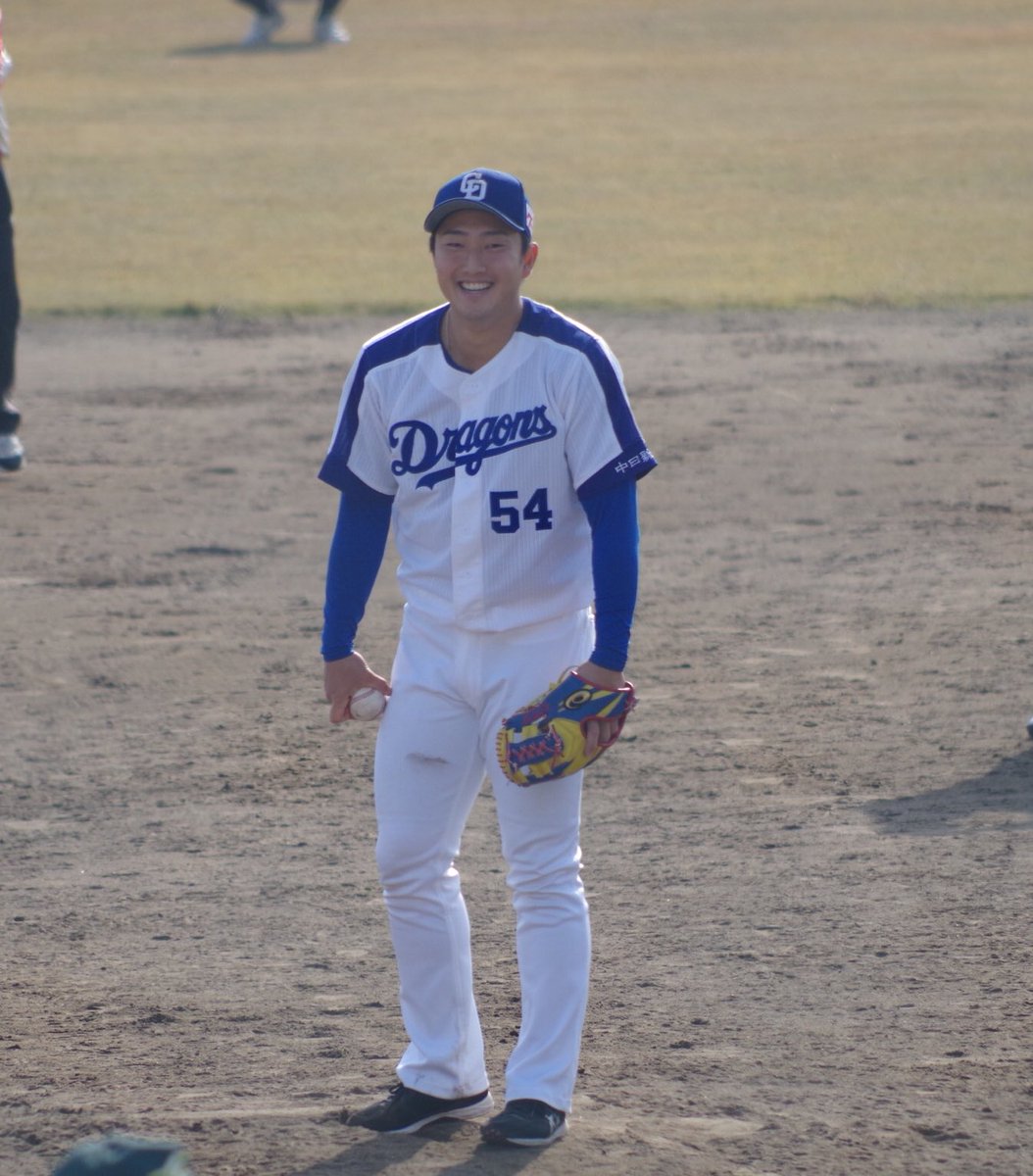 picture4631's tweet photo. 20181201 多治見市営球場
子供になんか言われて笑う藤嶋

#dragons
#drapic54
#藤嶋健人 https://t.co/aOhiy07rgi