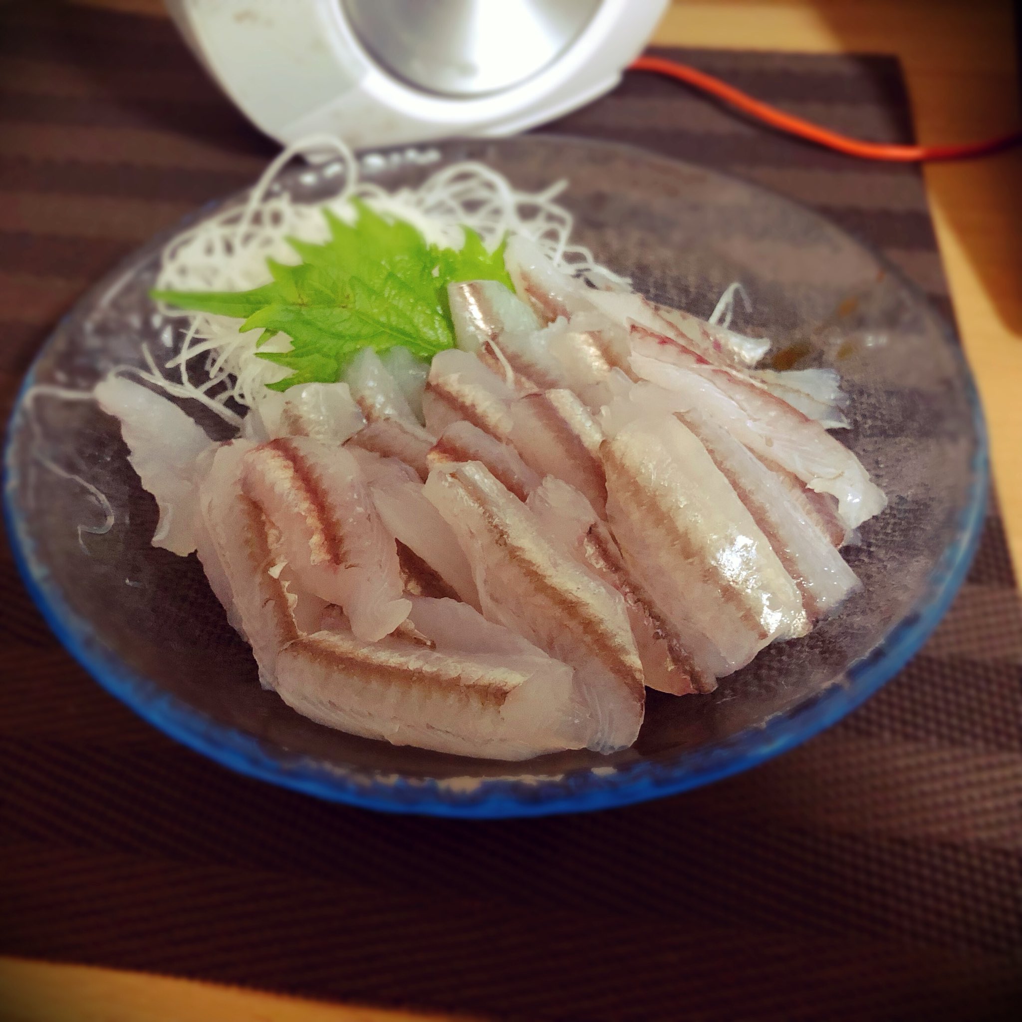 Canon ずっと食べて見たかったヤガラが なんとスーパーで売ってた そのお値段 この量で300円 高級魚じゃなかったっけ 味は魚独特の臭みはなく 淡白な白身魚 また身がしまっていてコリコリしたようなお刺身です はっきり言って美味い T