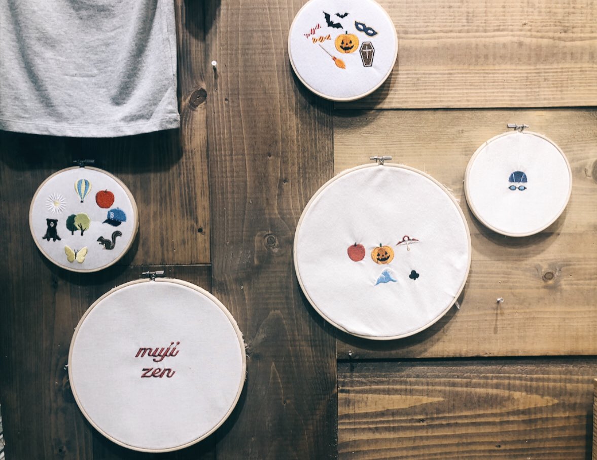 เธอๆ ที่ MUJI เค้ามีโซนให้เราสั่งปักลายบนผ้าด้วยอ่ะ ตัวอักษรตัวละ 10 ลายลายละ 100 บาท
รอ 2 วัน จะซื้อกระเป๋าผ้าเปล่า หรือเสื้อ มาเลือกลายสั่งปักได้เลยยย ~ ☺️ #เราเพิ่งรู้  #ไว้รีวิวห้ามขายของโว้ยยย #ของดีบอกต่อ #ของมันต้องมี #Muji 
📍 MUJI at Central World ❤️