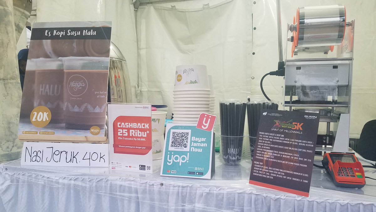 BNI's tweet photo. Hanya ada satu kategori yaitu lomba lari 5K yg diadakan di area Plaza Parkir Timur Senayan mulai pukul 19.00 WIB. Tapi kamu sudah bisa datang loh dari sore tadi, buat icip-icip kuliner seru yg ada di sini.

#GlowingNightRun #SpiritOfMillennials #BUMNBestFriend #GLWR2018 #BNI46 https://t.co/djlwzOb6p5
