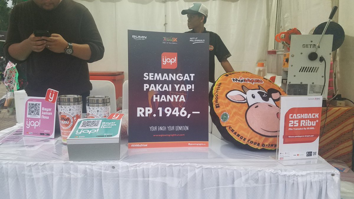 BNI's tweet photo. Hanya ada satu kategori yaitu lomba lari 5K yg diadakan di area Plaza Parkir Timur Senayan mulai pukul 19.00 WIB. Tapi kamu sudah bisa datang loh dari sore tadi, buat icip-icip kuliner seru yg ada di sini.

#GlowingNightRun #SpiritOfMillennials #BUMNBestFriend #GLWR2018 #BNI46 https://t.co/djlwzOb6p5