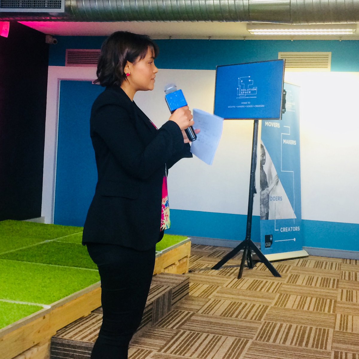 uctgsbsolutions's tweet image. Olwen Manuel from Bertha Centre welcomes guests to Demo Day #IVIPWS18DemoDay