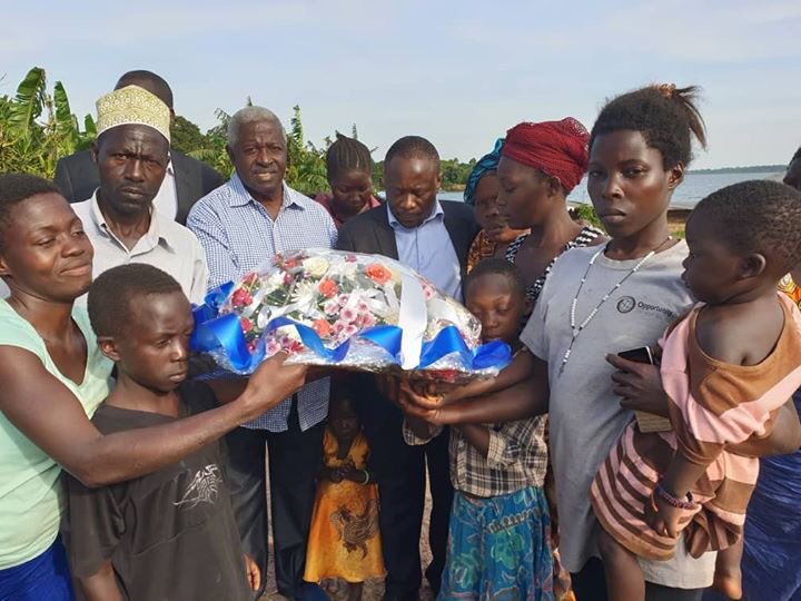 FDCOfficial1's tweet photo. Party President @PatrickAmuriat in company of chairman Amb. Wasswa Birigwa and @MwijukyeFrancis paid homage to the family of the late Uwecho Bosco, the young man who lost his life while saving lives of revellers on MV Templa. https://t.co/h0vEiPNttw