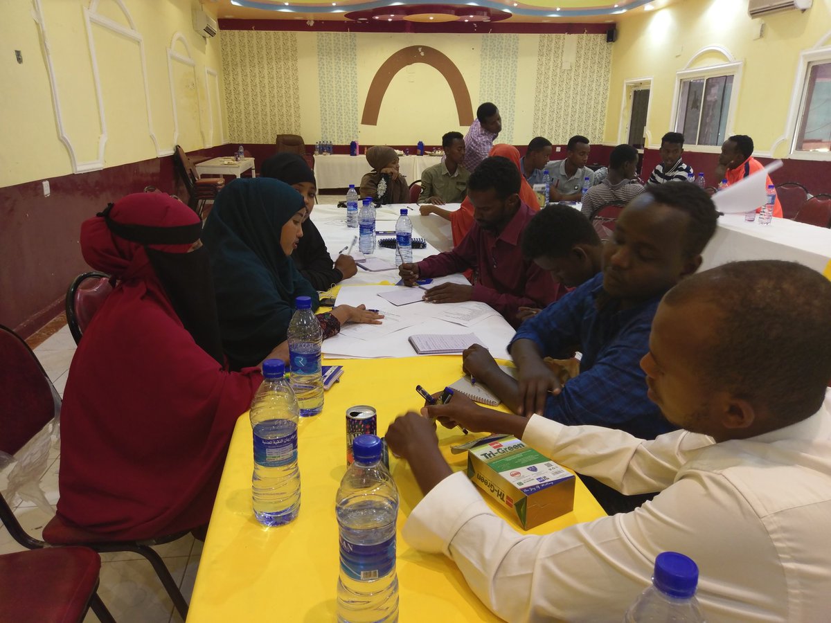 SomaliaTides's tweet photo. Ongoing group discussions on #leadershipandmanagement difference between a leader and a manager @UNFPA_SOMALIA https://t.co/FwGN2i014x