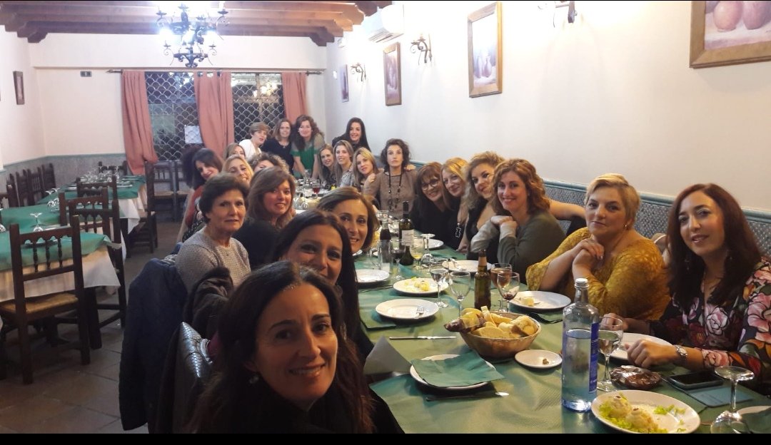 Nerey125's tweet photo. No importa el lugar, no importa el menú, no importa el día, no importa la hora... , SÓLO IMPORTA LA COMPAÑÍA 😍. @CatlDivina @lalyavilaruiz @soniachavesf buen ratito chicas 😘😘😘 https://t.co/hzN0JKpkoK