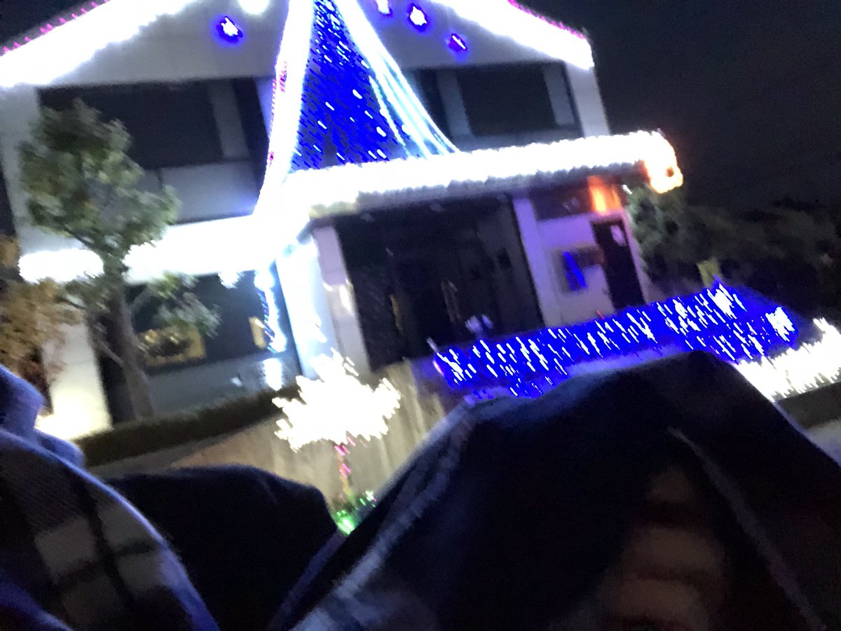 kakeru60268559's tweet photo. もうそんな季節ですか。
また来てしまったのですか。

僕のマフラー長いんです。
見間違いじゃなきゃ去年と一昨年と同じくらい長いです。

Come, girl!!! https://t.co/o6nCGSUjhn