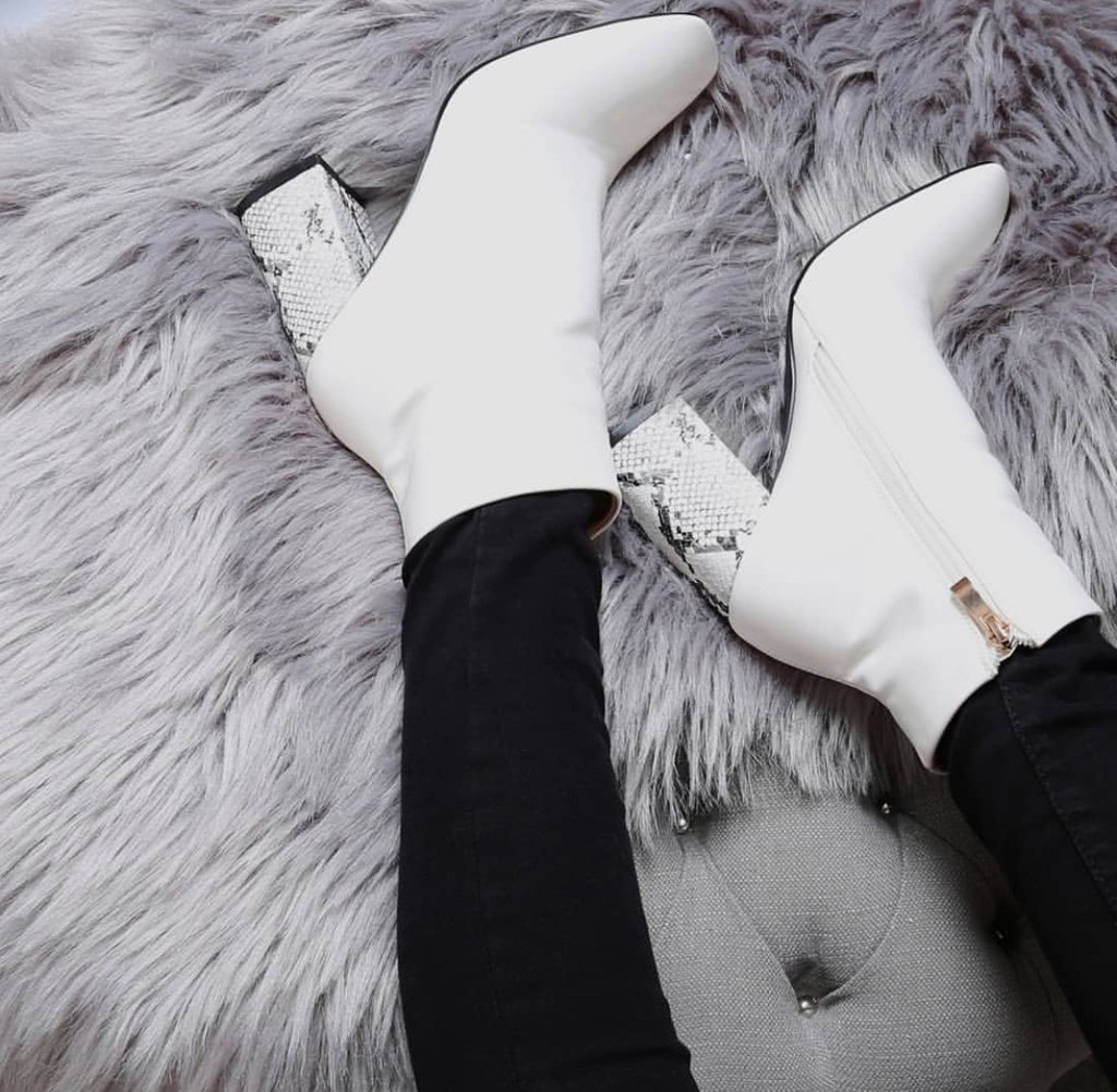 Vesper Contrast Heeled Ankle Boots 😍
.
📸 <a href="/PublicDesire/">Public Desire</a>
.
#havoolo #fashion #cute #style #publicdesire #pdbae