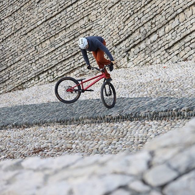masisimon's tweet photo. Tailwhip !
Photo : @misterpeuf 
@vaudesport @gripgrab @asporteyewear @spanninga_ 
#streettrial #wheeling #trial #bike #freestyle #instasports #photographer #simonmasi #bikelife  #neverlooseyourgrip #gripgrab https://t.co/Pnb148GEnY https://t.co/zJLYRtao8p