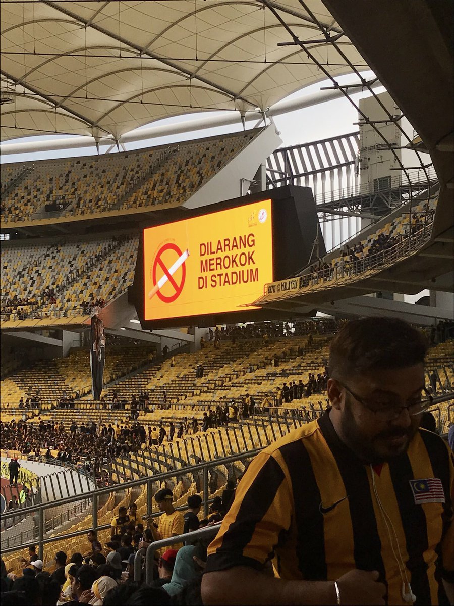 azraeimuhamad's tweet photo. Ni muka pukimak. Aku tegur elok elok suruh jangan hisap rokok, dia tanya mana signboard kata stadium tak boleh hisap rokok.

Bila aku tunjuk poster, dia kata aku dibayar? Kepala babi apa? Lepastu kata dia dah lama ke stadium, dia lagi tahu. Anak lancau. Selamanya lancau! https://t.co/UduSOnK0Al