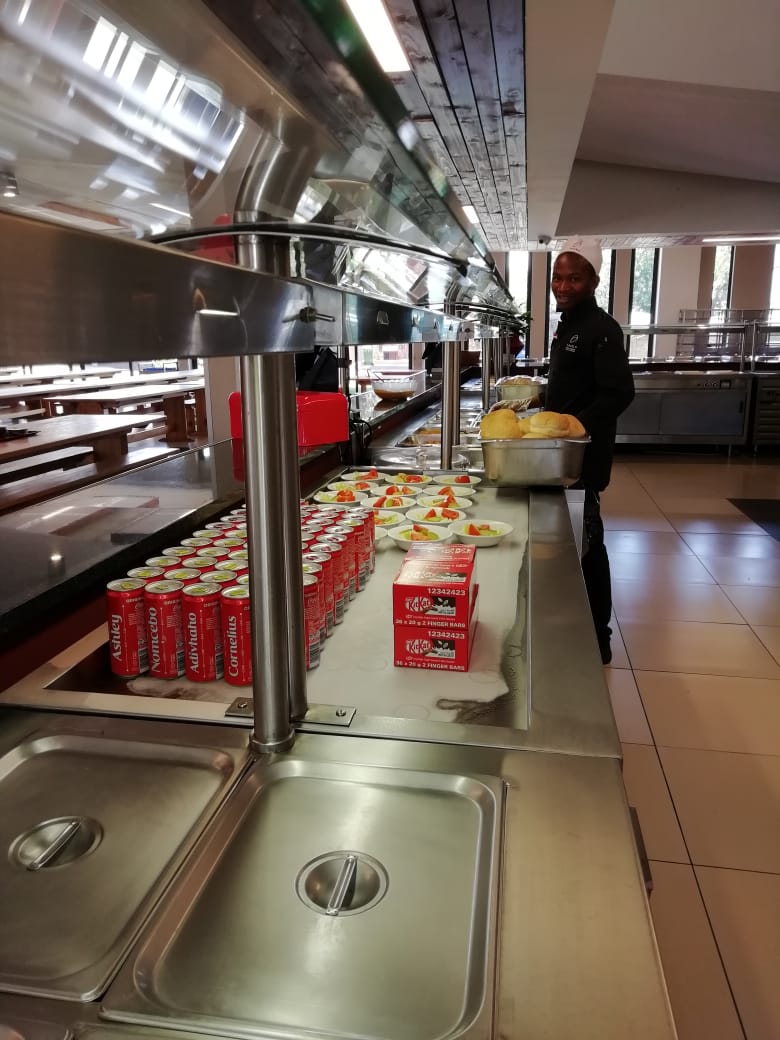 KingEdVIISchool's tweet photo. @KingEdVIISchool Grade 8's grabbing a great spread set-out by Fedics before sports start later #redclass #redorientation https://t.co/8rPQMPhJfg