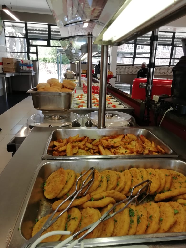 KingEdVIISchool's tweet photo. @KingEdVIISchool Grade 8's grabbing a great spread set-out by Fedics before sports start later #redclass #redorientation https://t.co/8rPQMPhJfg