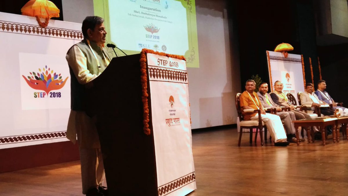 sanghadasuddi's tweet image. ಬೆಳಗಾವಿ:
ಪ್ರಬುದ್ಧ ಭಾರತ ಆಯೋಜಿಸಿರುವ ಎರಡು ದಿನಗಳ #STEP2018 ವೈಚಾರಿಕ ಗೋಷ್ಠಿಯಲ್ಲಿ ಮಾತನಾಡುತ್ತಿರುವ ಆರೆಸ್ಸೆಸ್ ಸಹಸರಕಾರ್ಯವಾಹ ಶ್ರೀ ದತ್ತಾತ್ರೇಯ ಹೊಸಬಾಳೆ.