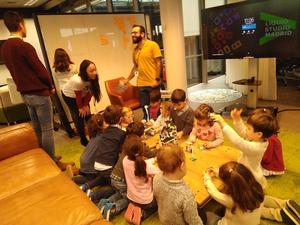 AIsabelIbanez's tweet photo. En qué andan hoy en el #LiquidStudioMAD de @AccentureSpain ?? 😇😇 #CoderDojo https://t.co/H9mzB1HkcL
