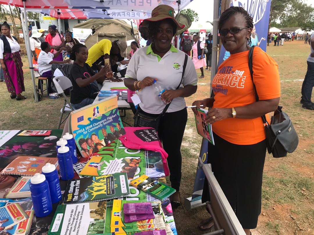 SAfAIDS's tweet photo. SAfAIDS joins the rest of the world in commemorating #WorldAIDSDay under the theme #KnowYourStatus". SAfAIDS Zimbabwe currently in Glendale Mazowe at Rujeko Secondary with @naczim and @MoHCCZim showcasing #HIV interventions in Zimbabwe. @LoisChingandu @Rouzeh https://t.co/jkEgBRrplz