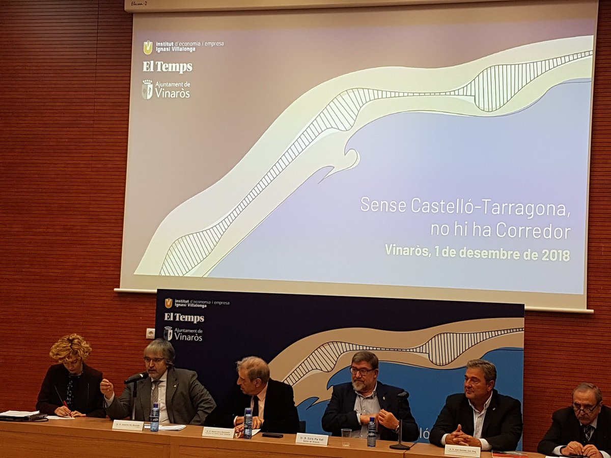 Tortosa's tweet photo. L' alcaldessa de @Tortosa i membre del comitè executiu de @ACM948 @meritxellroige participa avui a la jornada de @iiveeinstitut a #Vinaròs 'Sense Castelló-Tarragona, no hi ha Corredor'. Ens calen compromisos ferms. https://t.co/8eOXrpIiYa