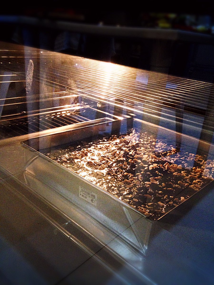 ArtofYorugami's tweet image. Baking brownies🍫. Might have cooked ot a little too much.  It's more lile cake than fudgy brownies 😅💦 I'm too used to making it well done~ #baker #bakingstruggles