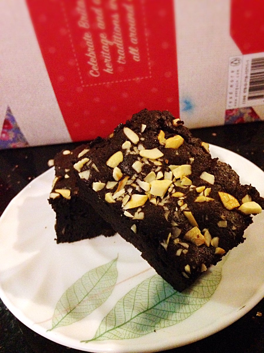 ArtofYorugami's tweet image. Baking brownies🍫. Might have cooked ot a little too much.  It's more lile cake than fudgy brownies 😅💦 I'm too used to making it well done~ #baker #bakingstruggles