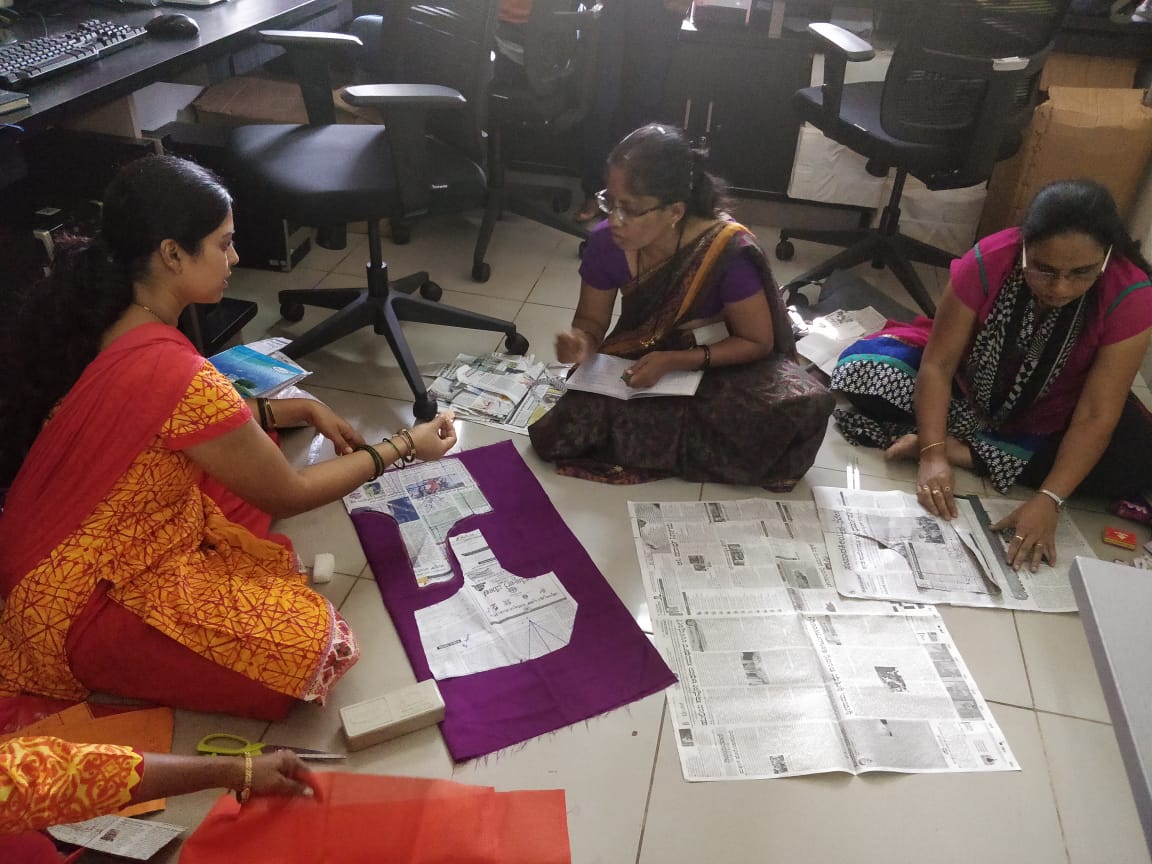 DFmicroentp's tweet photo. A second batch of Pragati Designer blouse workshop.
15 Participants are getting trained rigorously on this course of designs. Mrs .Bharati a superior designer trainer has done a tremendous job in training &amp; showcasing her ideas towards the candidates. #navodyami https://t.co/DwzB5gAowh