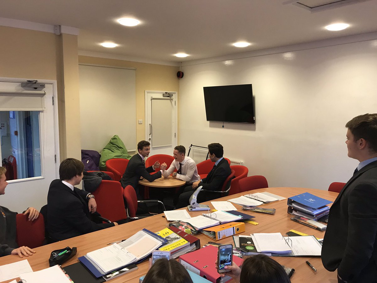 GeppsHouse's tweet photo. Students fight for the privilege of answering the question #keen #geekischic @Felsted_BusEcon https://t.co/6ClmPR6UXF