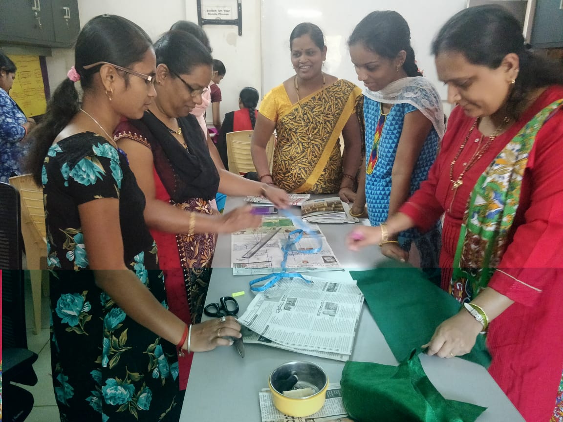 DFmicroentp's tweet photo. A second batch of Pragati Designer blouse workshop.
15 Participants are getting trained rigorously on this course of designs. Mrs .Bharati a superior designer trainer has done a tremendous job in training &amp; showcasing her ideas towards the candidates. #navodyami https://t.co/DwzB5gAowh