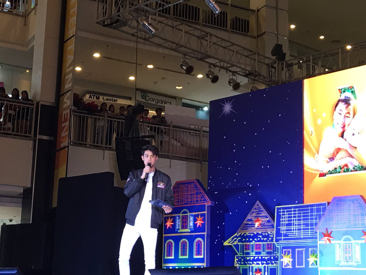 bossingdonny's tweet photo. Ang gwapo ng host! @donnypangilinan #AwitAtLaro https://t.co/Zjspps7f0Y
