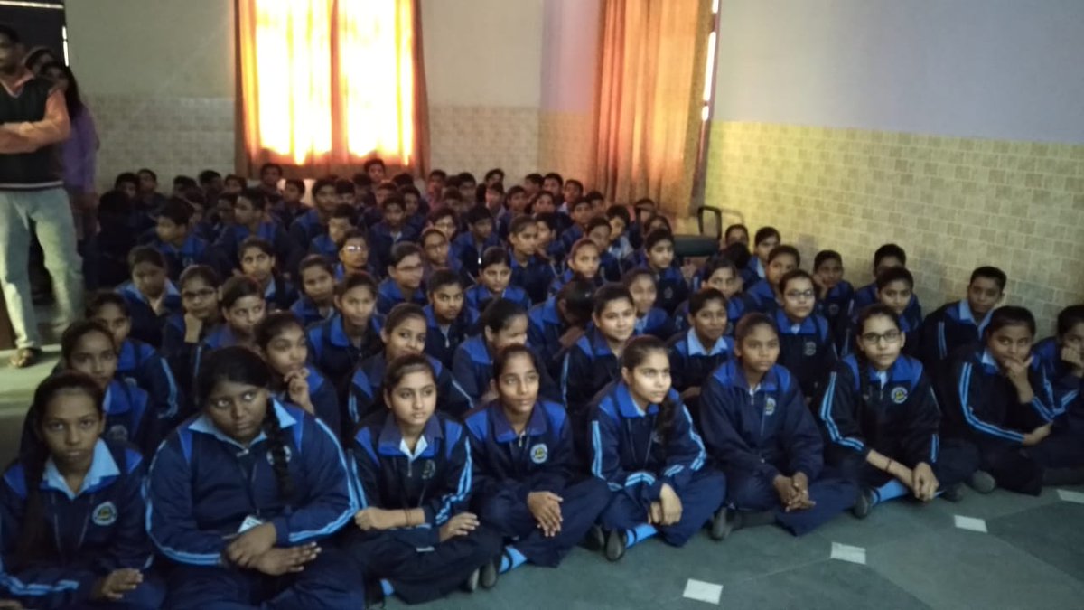 Under the banner of #SathKarengeSaafKarenge,  Ecogreen organized workshop at Rajiv Gandhi High School, Sector 105,  Gurugram. Students took pledge to cleanliness and keep their  surroundings clean.
 #Ecogreen #Workshops #IEC